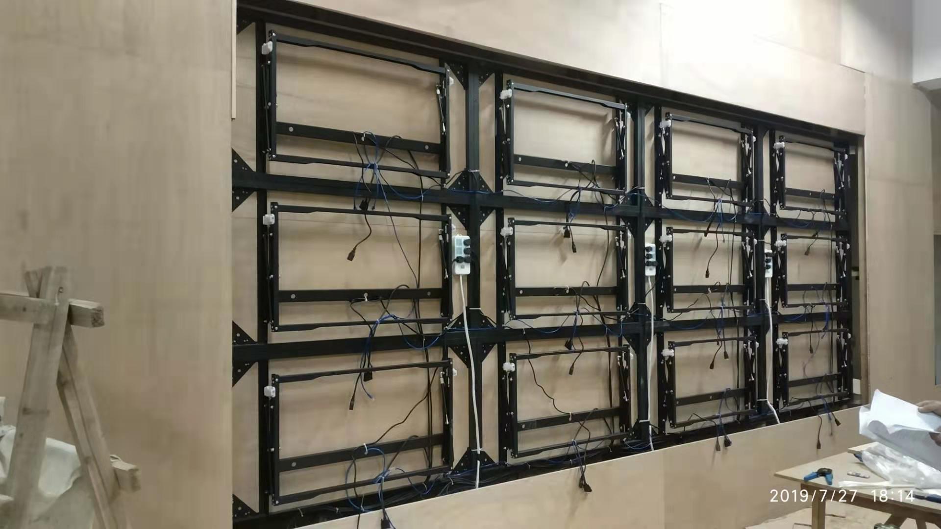 福建工程學(xué)院 55寸1.8mm前維護(hù)支架安裝2.jpg