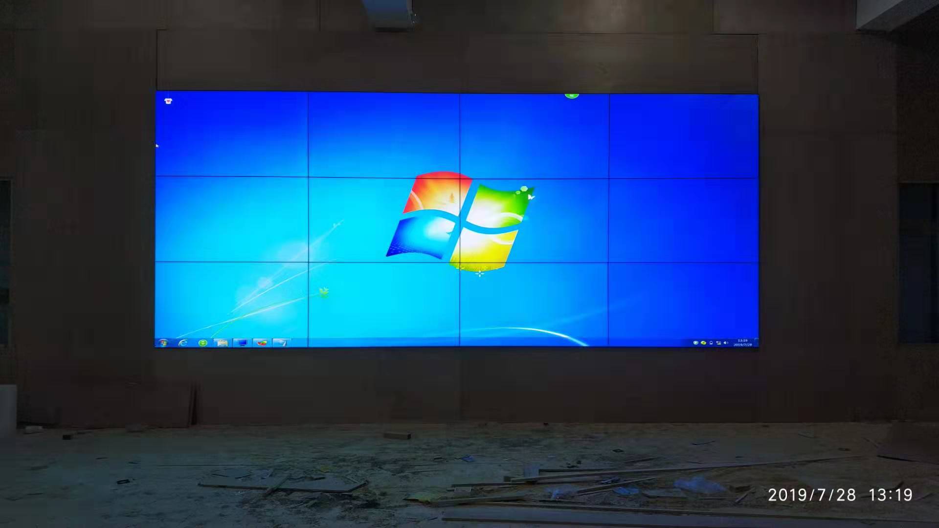 福建工程學(xué)院 55寸1.8mm前維護(hù)支架安裝9.jpg